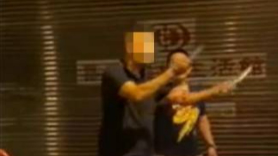 外籍男揮雙刀,追嗆「kill you」。(圖/翻攝自網路)