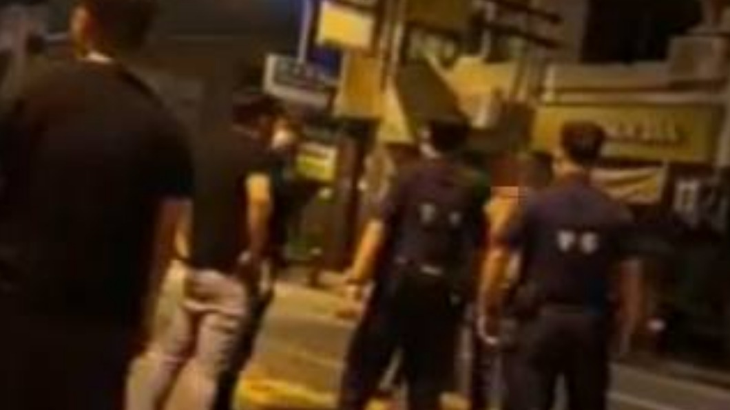 警方獲報到場,僅勸退未將外籍男子帶回究辦挨轟。(圖/翻攝自網路)