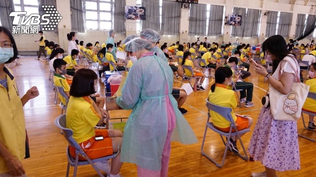 目前BNT疫苗先給青少年接種。(圖/TVBS資料畫面)