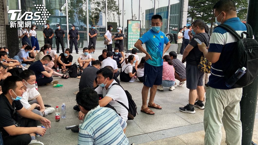 投資人在恒大集團大樓外抗議。(圖/達志影像路透社)