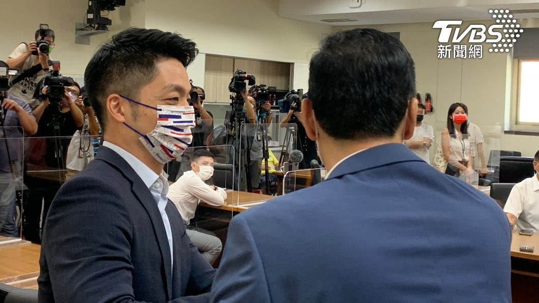 藍委蔣萬安倒數才到場,朱立倫急忙走來問好。(圖/TVBS)