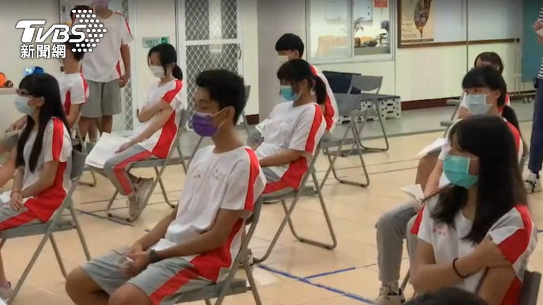 校園開放施打BNT疫苗。(圖/TVBS)