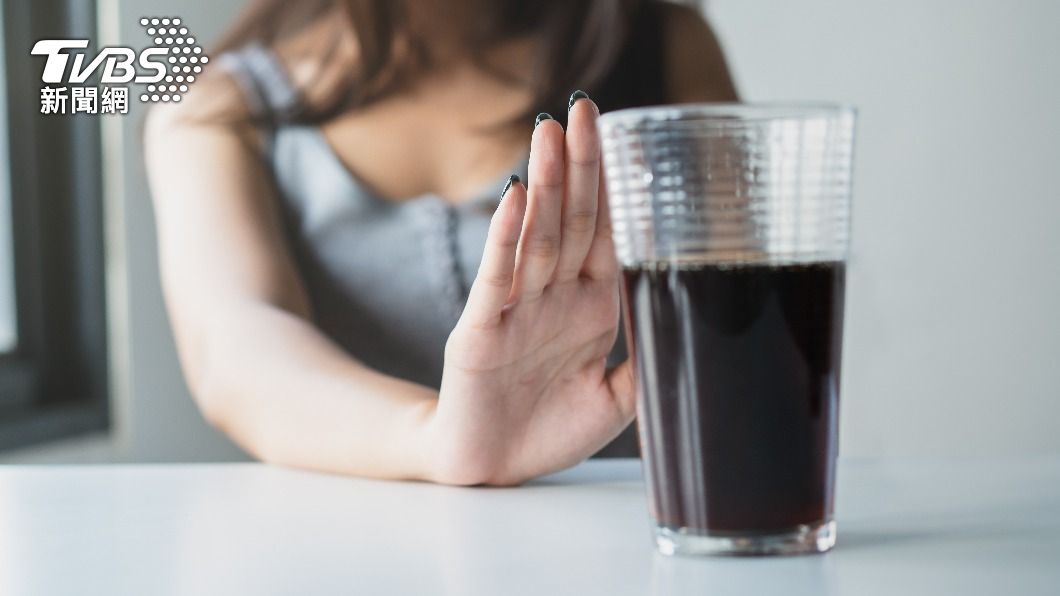 許秉毅醫師表示，要預防脂肪肝首先要戒含糖飲料。（圖／shutterstock達志影像）