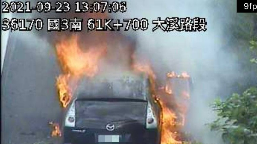 國道3號南下61.7公里大溪路段,今日下午發生火燒車意外。(圖/翻攝自國道即時影像)