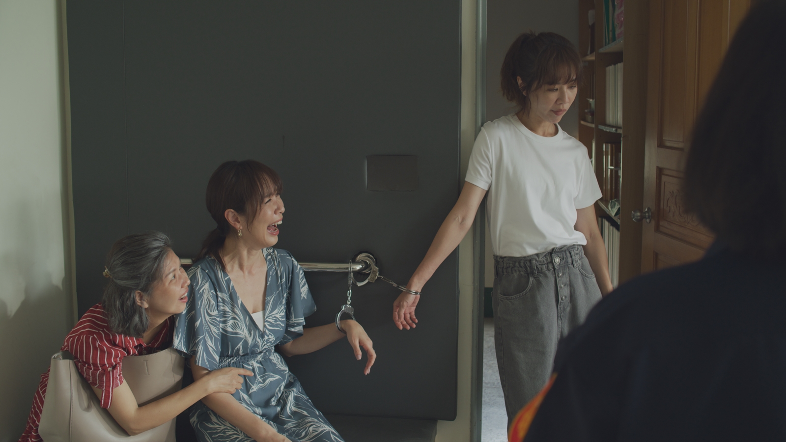 于子育（圖左）、天心、謝盈萱戲裡大鬧警局。（圖／華視、CATCHPLAY提供）