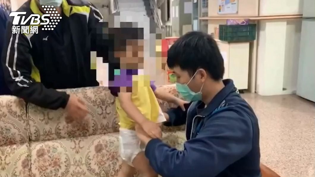 3歲男童走失站在路口「一臉呆萌」 警化身奶爸幫換尿布