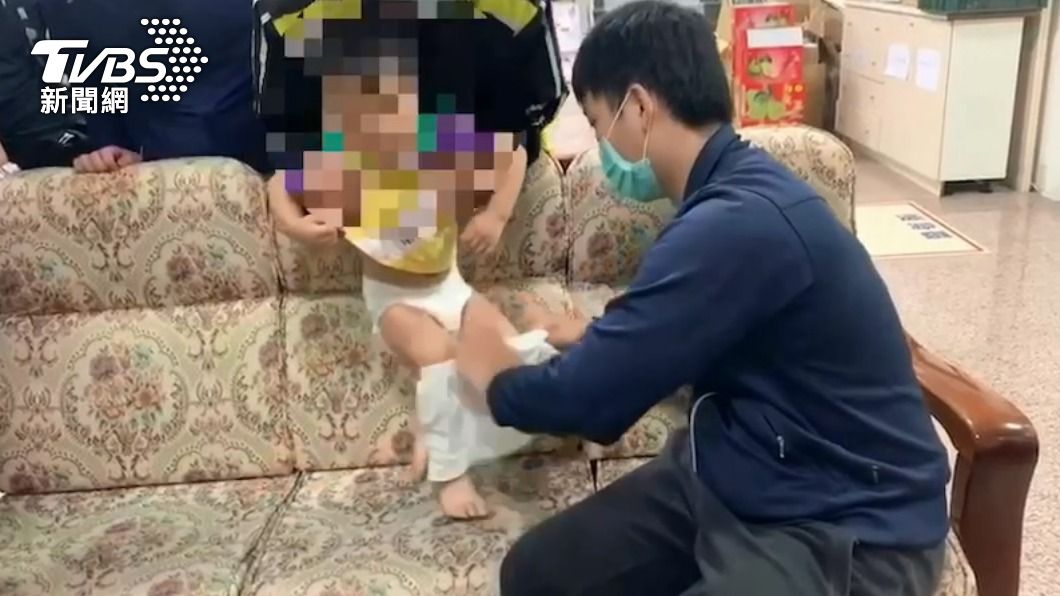 中正橋派出所員警幫忙照料男童。(圖/TVBS)