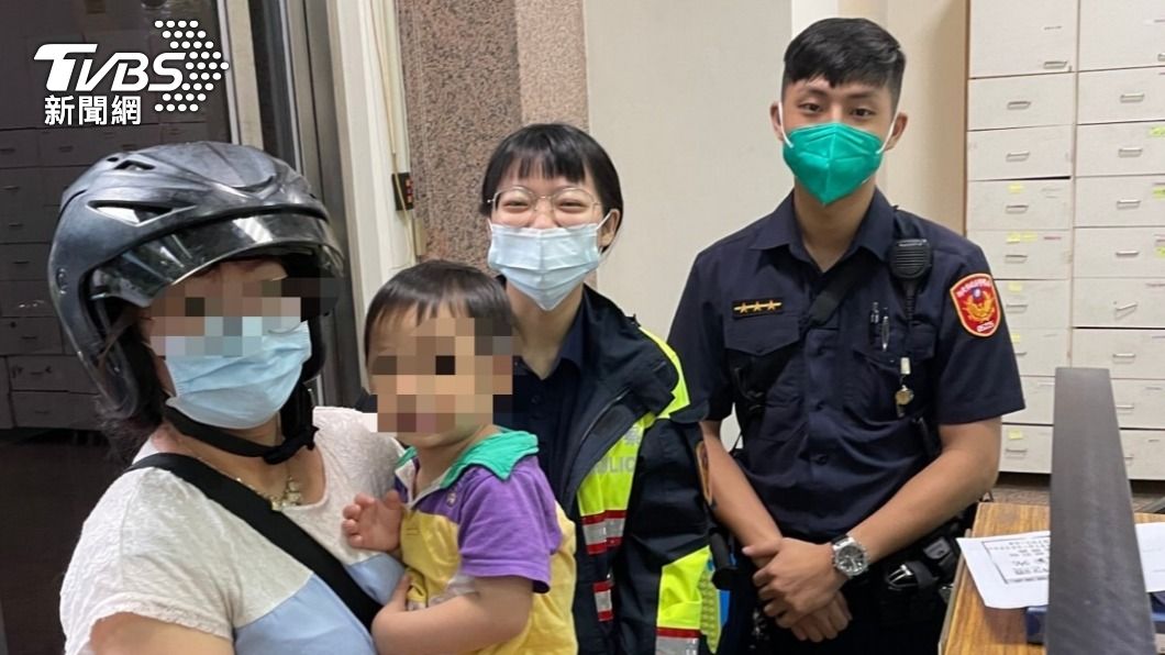 媽媽到派出所接回走失男童。(圖/TVBS)