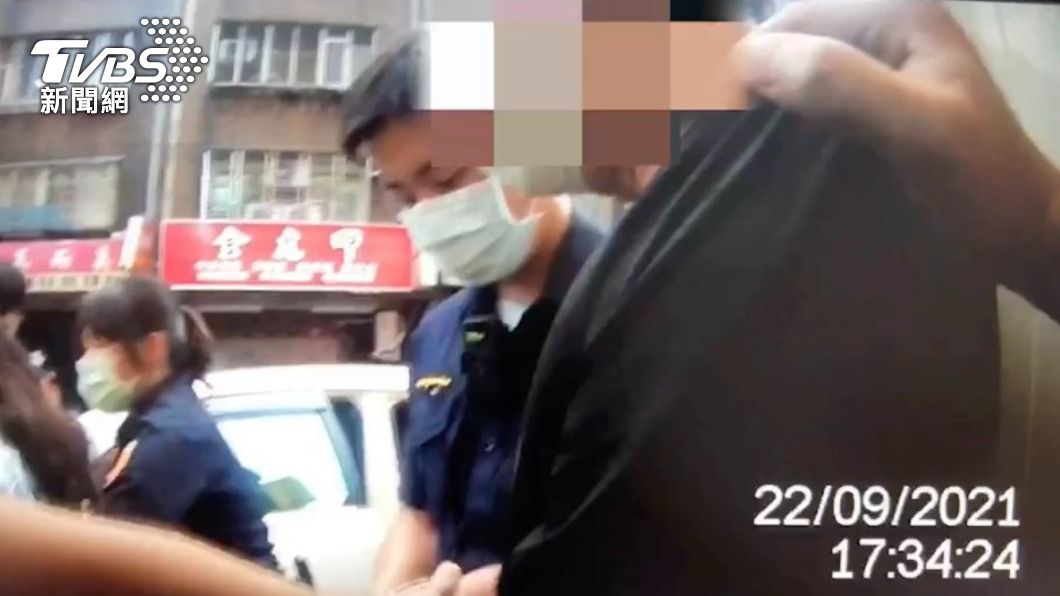 男乘客遭警方壓制。(圖/TVBS)