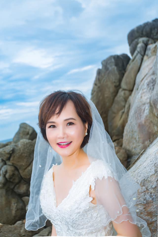 沈春華曬出為結婚週年紀念拍攝的婚紗照。（圖／翻攝自沈春華臉書）