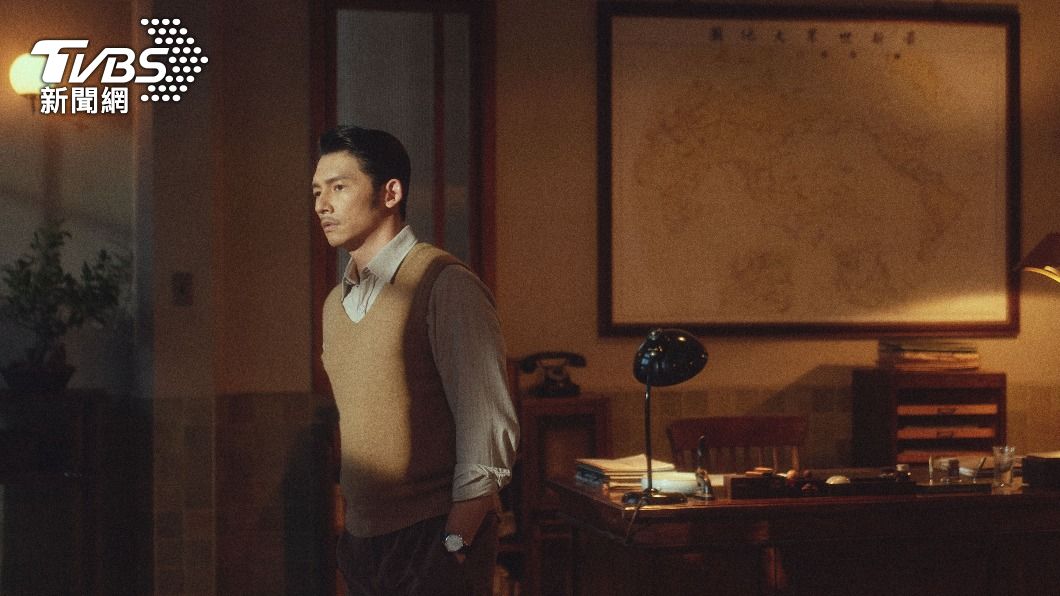 溫昇豪劇中因美援任務返回台灣。(圖/公視提供)