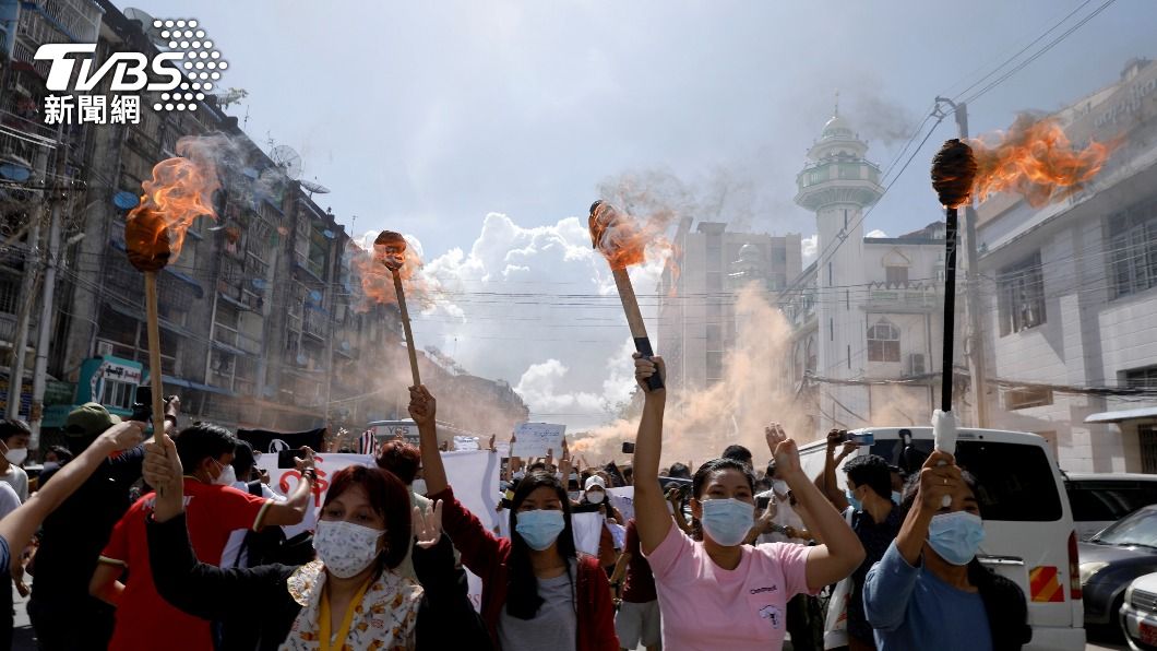 緬甸婦女高舉火把，走上街頭抗議軍政府政變。（圖／達志影像路透社）