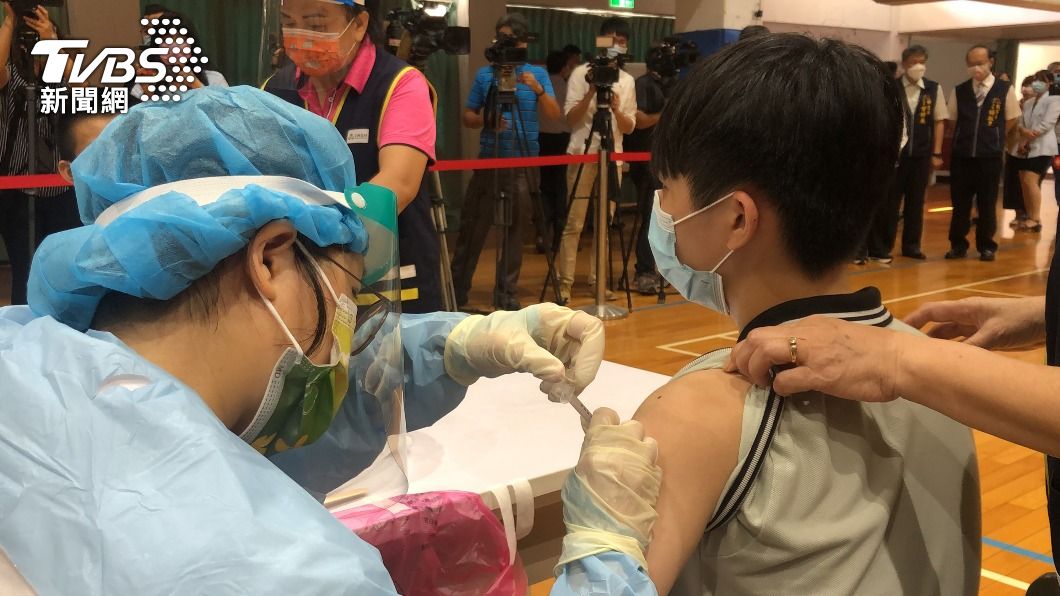 中市高中生接種BNT疫苗 4人身體不適就醫