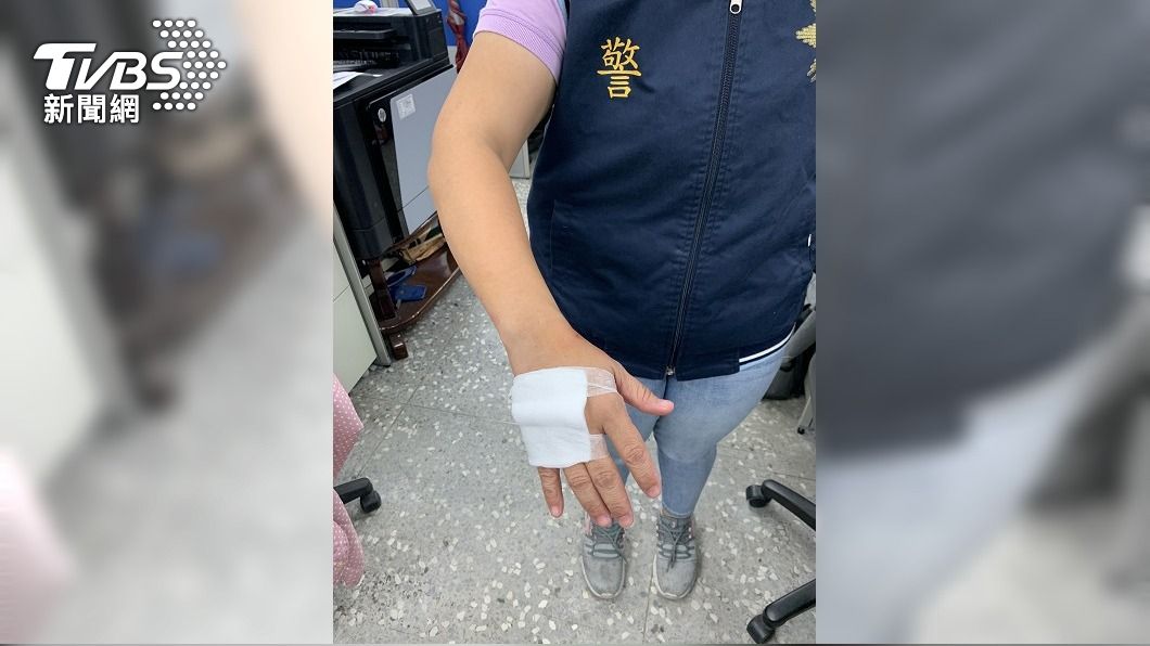 女警與車手拉扯受傷。(圖/中央社)