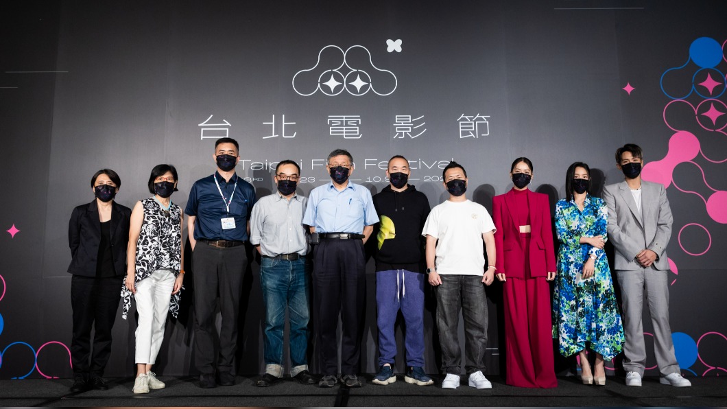 左起台北電影節總監李亞梅、財團法人台北市文化基金會副執行長楊淑鈴、台北市文化局長蔡宗雄、台北電影節主席易智言、台北市長柯文哲。《月老》監製黃立成、導演九把刀、主演宋芸樺、王淨、柯震東。（圖／台北電影節提供）