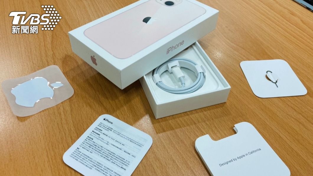 iPhone 13新機包裝盒內容物。(圖/TVBS)