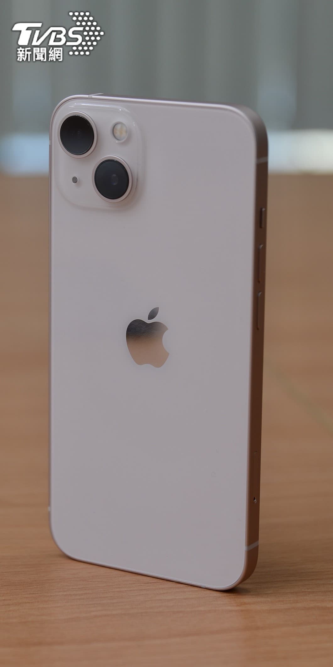 iPhone 13為「雙相機系統」能以廣角、超廣角相機進行拍攝。(圖/TVBS)