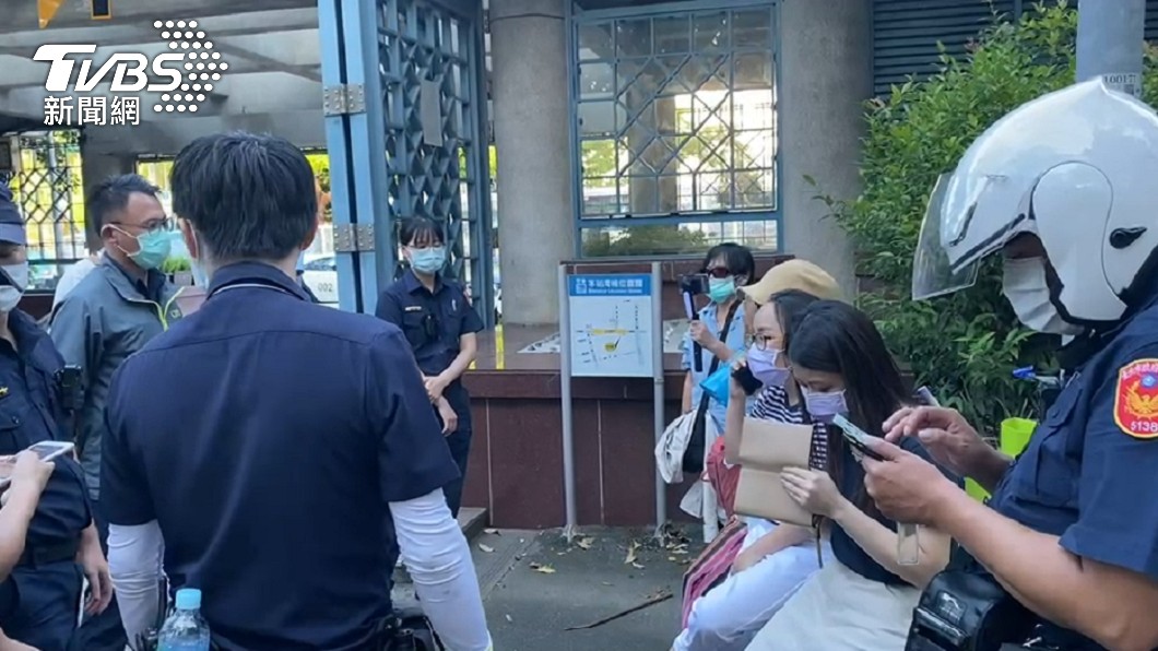 警方前往現場對這幾名男女進行調查。(圖/TVBS)