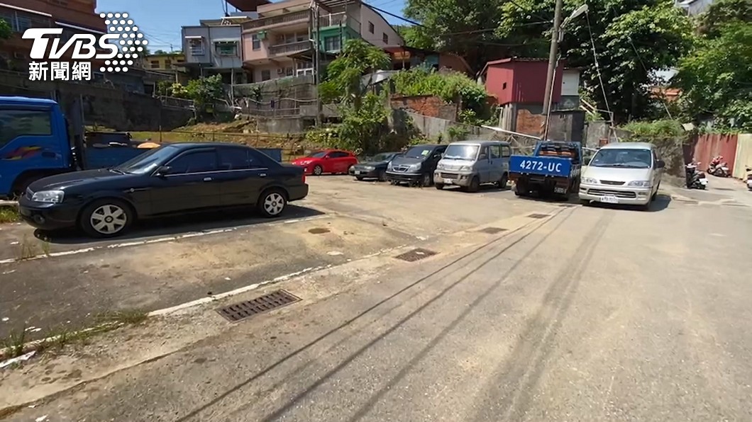 無牌車輛停在公有停車場長達3年沒移車。