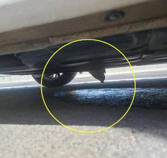 鐵片從車子底盤刺穿到後座座椅。(圖/翻攝自新浪網)