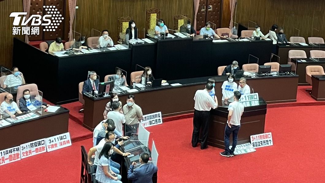 民進黨立委王美惠佔主席台。(圖/TVBS)