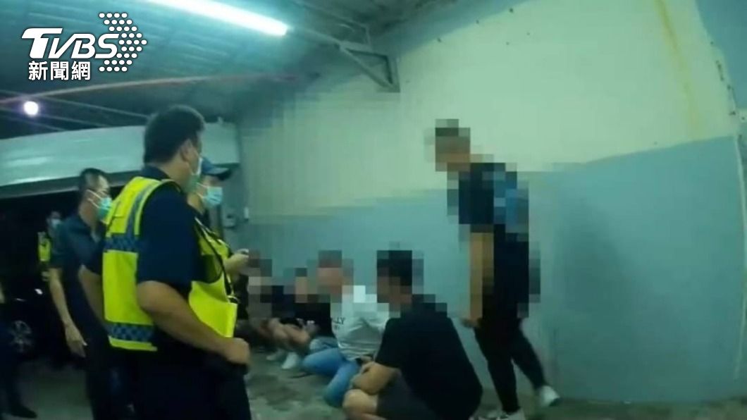 警方抄錄群聚男女的資料。(圖/警方提供)