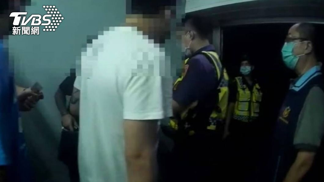 警方抄錄群聚男女的資料。(圖/警方提供)