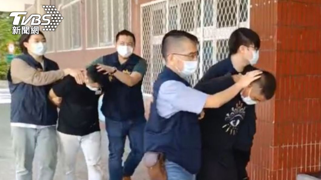 警方逮捕江姓和李姓嫌犯。(圖/TVBS)