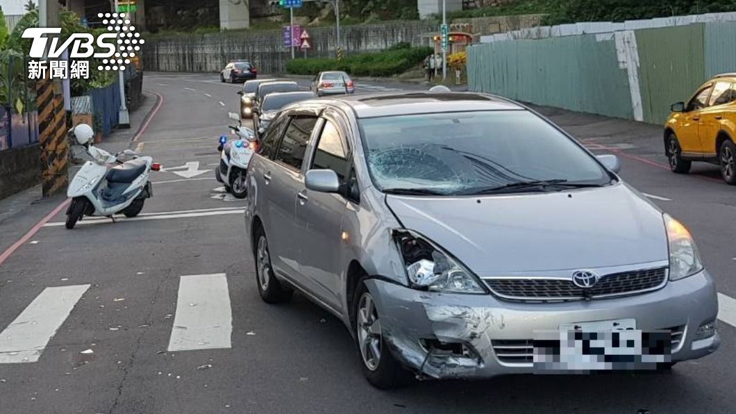 沒看到紅燈煞不及!駕駛「為閃車反撞車」騎士噴飛傷重亡