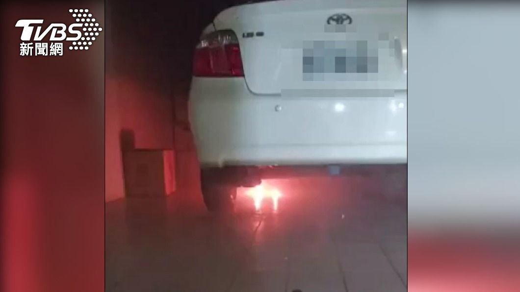 車庫遭人扔擲土製手榴彈起火。(圖/TVBS)