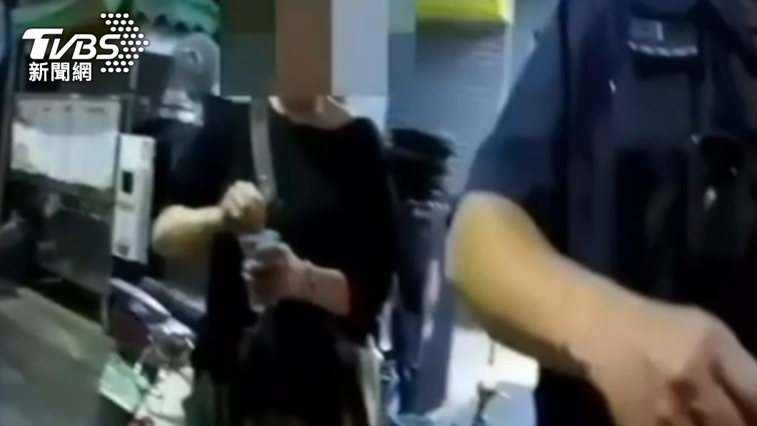 警方遞水給王女喝。(圖/警方提供)