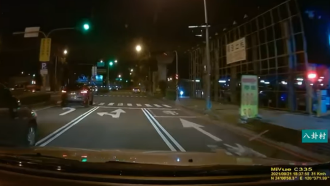 一輛轎車行駛在直行左轉混合車道,下秒遭違規車輛撞擊。(圖/翻攝自八卦村-行車紀錄器影片上傳中心臉書)