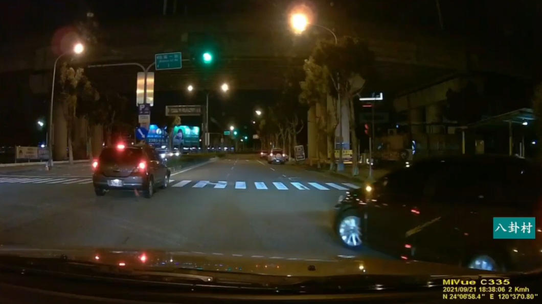 違規直行的車輛,重摔在地後,右前輪變形。(圖/翻攝自八卦村-行車紀錄器影片上傳中心臉書)