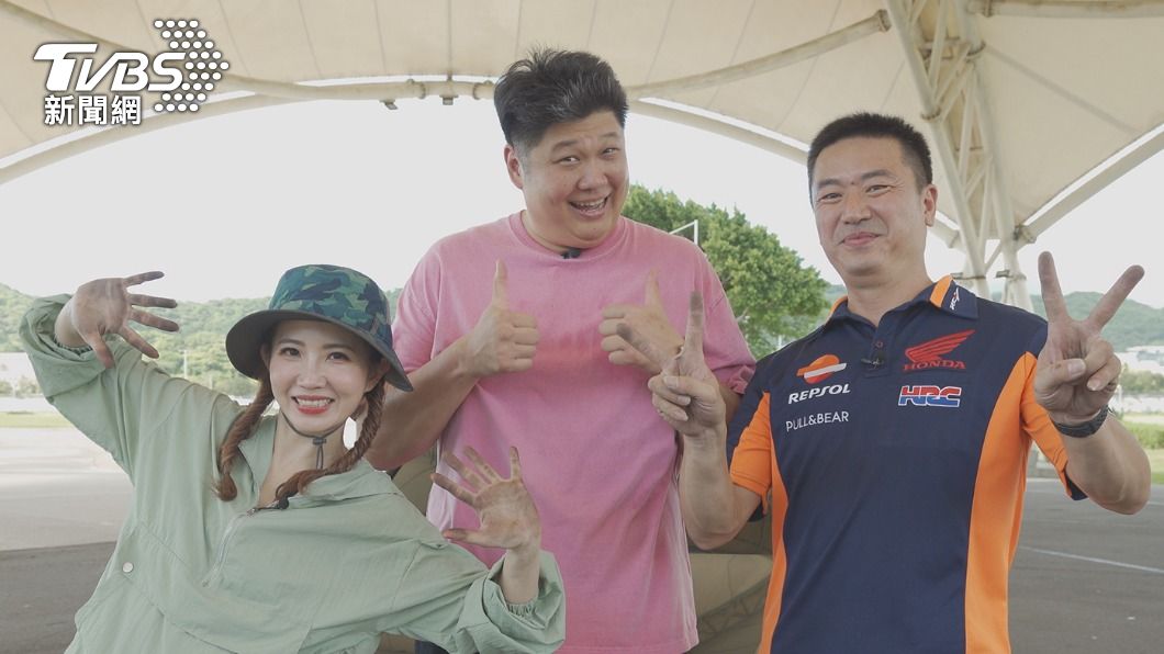 謝忻(左)受邀參與地球黃金線網路版節目錄影,與主持人哈孝遠(中)、雷尼(右)開心合照。(圖/TVBS)