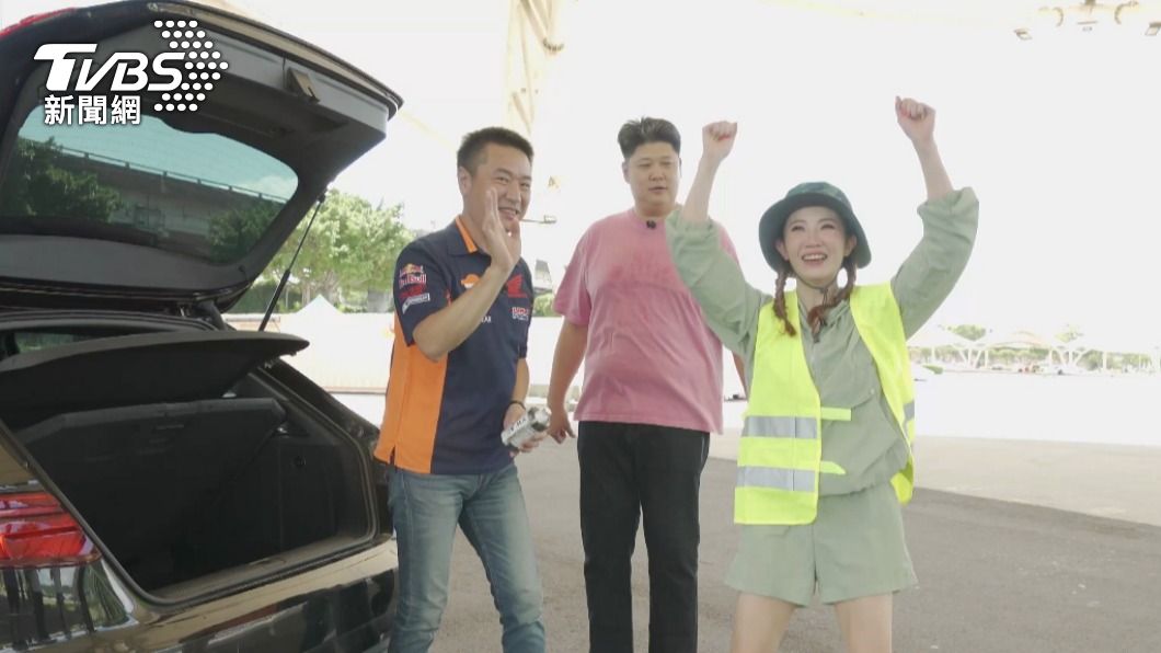 謝忻(右)示範爆胎當天警示後方來車的誇張動作,讓雷尼(左)及哈孝遠(中)看到傻眼。(圖/TVBS)