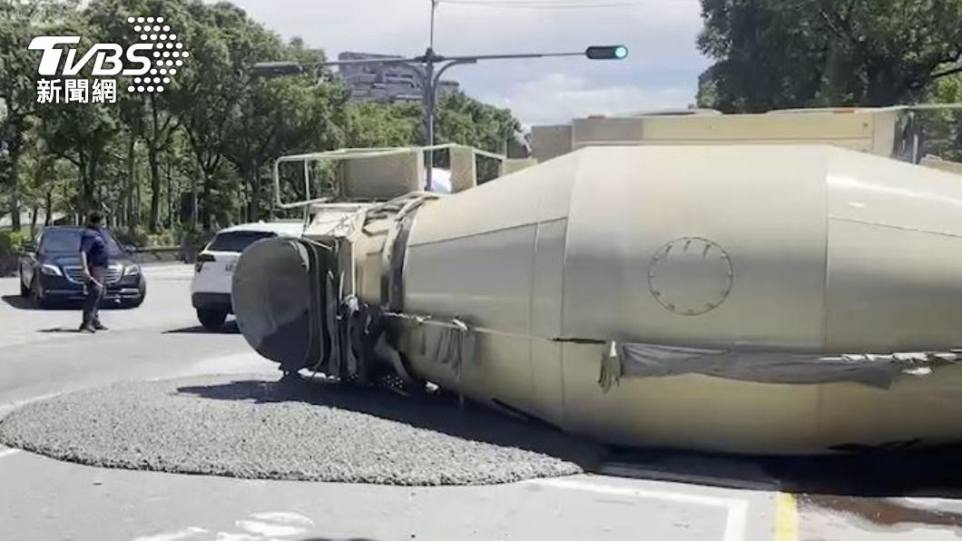 滿地都是混凝土!大車過彎上匝道「側翻」 駕駛骨折