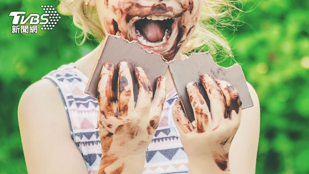 女童誤食減脂巧克力出現嘔吐、瞪眼、吐舌等症狀。(示意圖/shutterstock達志影像)
