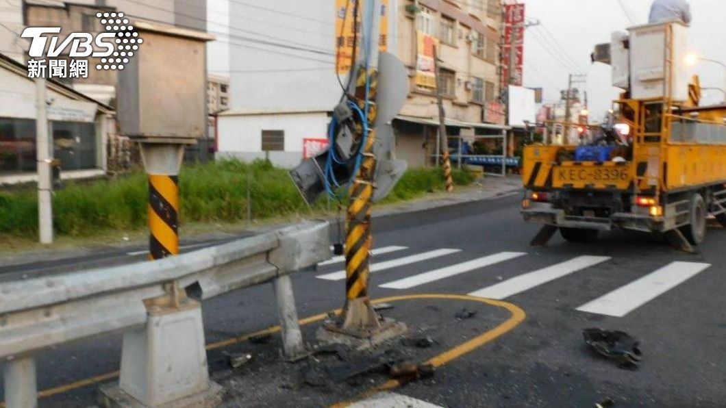 陳姓偵查佐開車自撞分隔島前,曾和長官在辦公室喝酒。(圖/警方提供)
