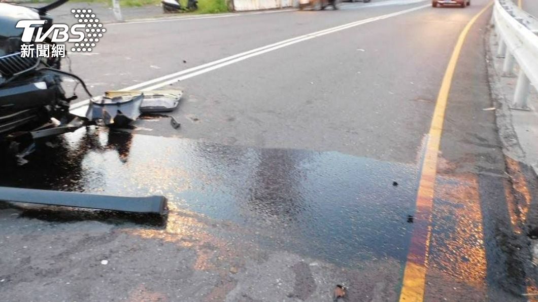 刑警酒駕自撞分隔島後,車毀、機油漏滿地。(圖/警方提供)