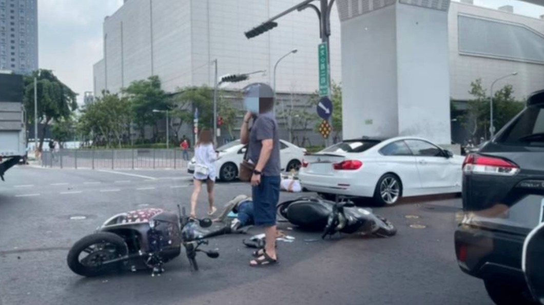 台中骨牌式連撞! BMW違規左轉 2騎士骨折、腦震盪