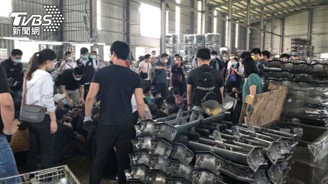 扮農夫抄鐵工廠!移民署逮大批非法移工 人多到要用中巴載