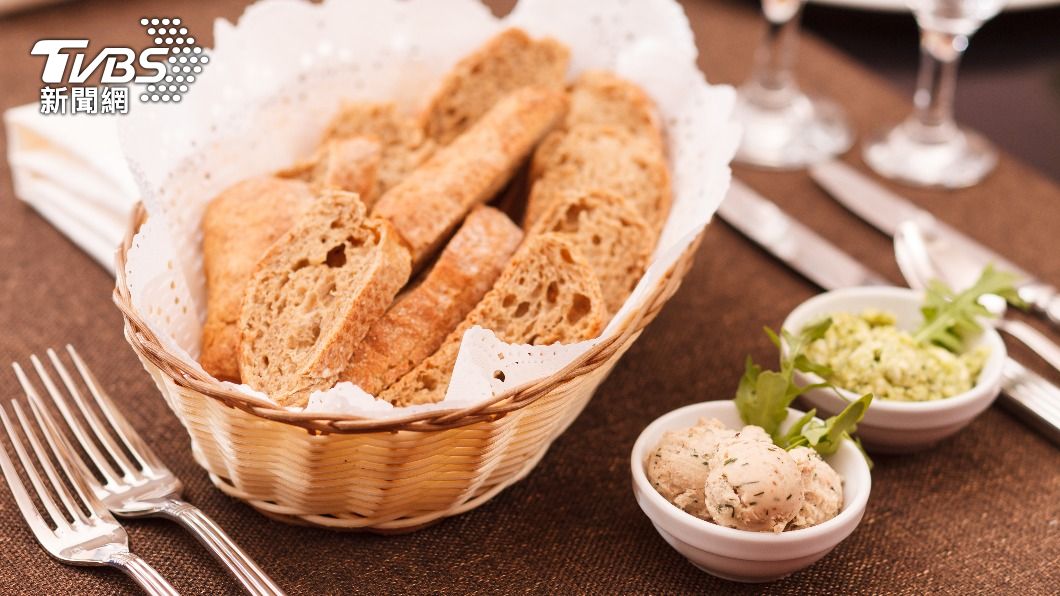 美食寫手解惑「為何吃西餐總先上麵包」。（示意圖／shutterstock 達志影像）