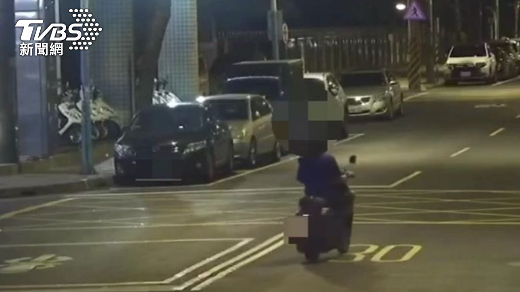 蔡姓男子疑似與女友爭執後,酒駕欲返家,卻在派出所前停下。(圖/TVBS)