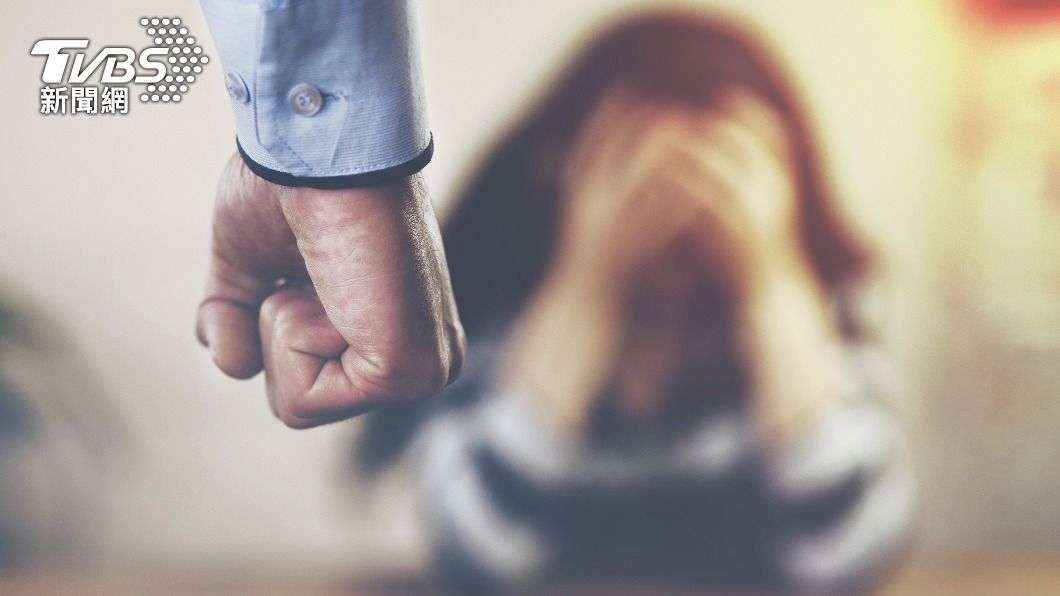 因未經允許幫別人打疫苗,護士遭男子痛打在地。(示意圖/shutterstock達志影像)