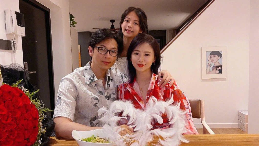 香港女星、台灣媳婦的翁虹,二嫁台灣富商劉冠廷,同年誕下女兒小水晶。(圖/翻攝自翁虹微博)