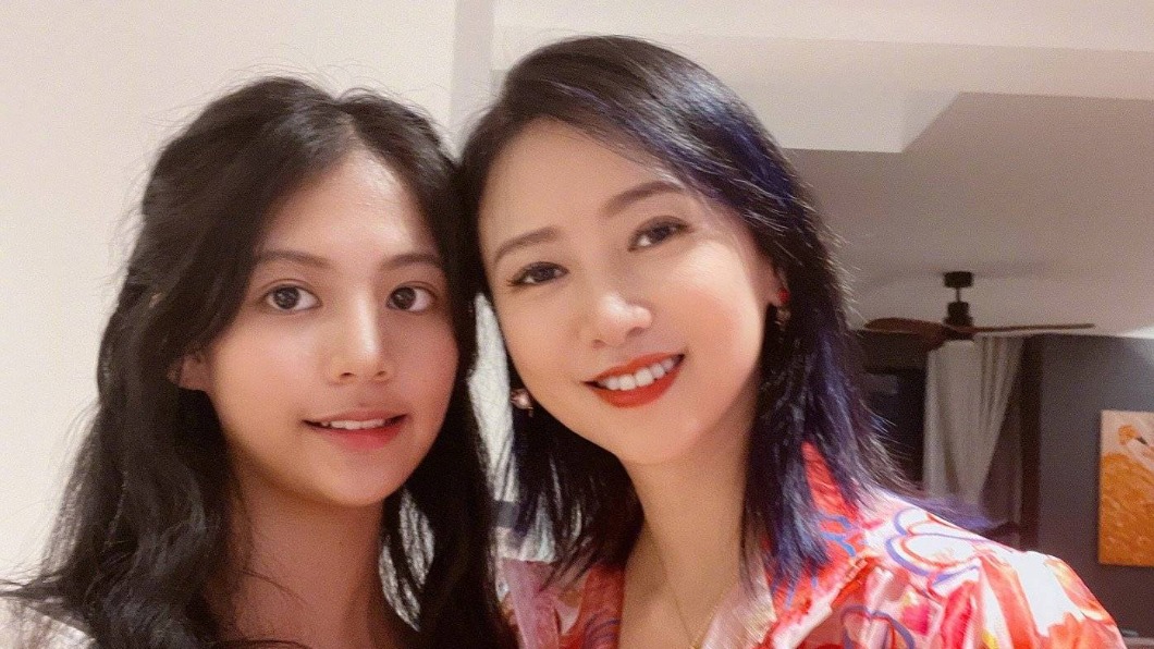 13歲的小水晶繼承了媽媽完美基因,全是美人胚子。(圖/翻攝自翁虹微博)