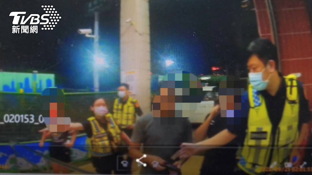 警方將何男等人帶回局裡偵訊。(圖/TVBS)