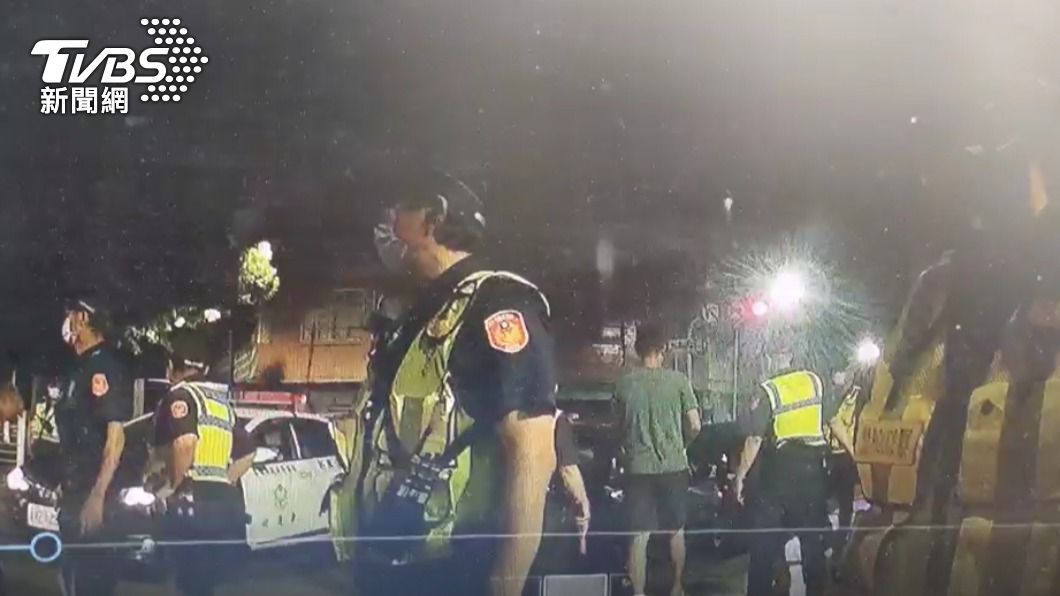 警方獲報到場將雙方架開。(圖/TVBS)