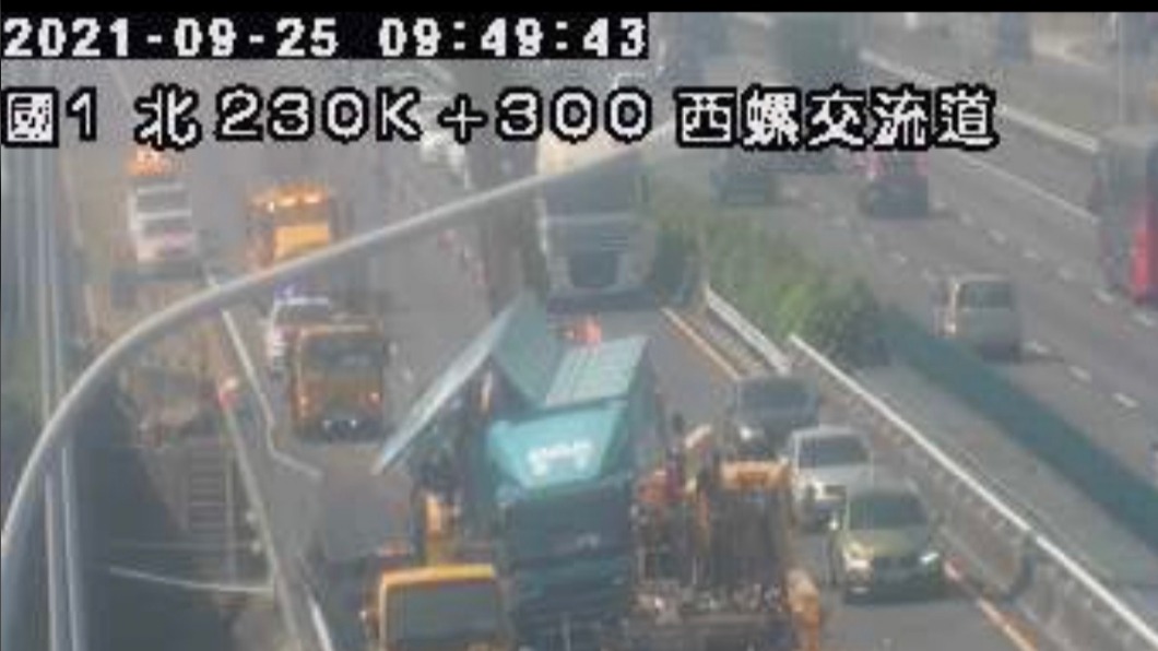 國道1號北向230.5公里,今(25)日上午發生貨車擦撞護欄事故。(圖/國道警方提供)
