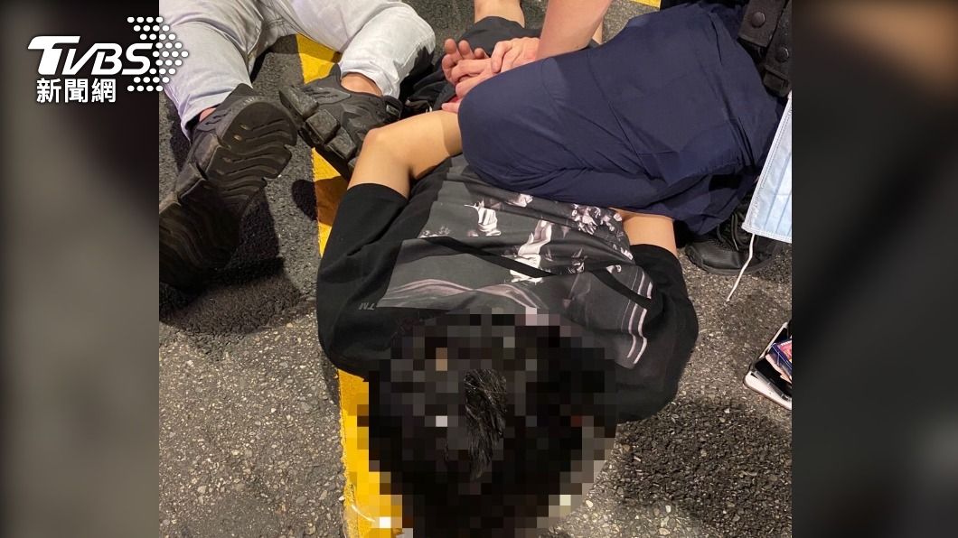警方喬裝成買家，將人逮捕。（圖／TVBS）